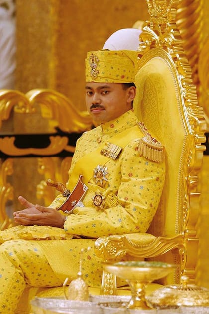 El príncipe heredero Al Muhtadee Billah abandona el palacio Istana Nurul Imam tras su proclamación.