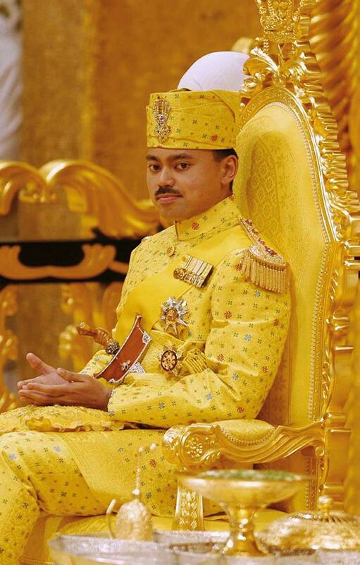 Ceremonia de "Berbedak" en la cámara del trono, en el palacio real para la boda del príncipe heredero de Brunei : Haji Al -Muhtadee Billah ibni Sultan Haji Hassanal Bolkiah y Dayangu Sarah en Bandar Seri Begawan, Brunei Darussalam el 05 de septiembre de 2004.
