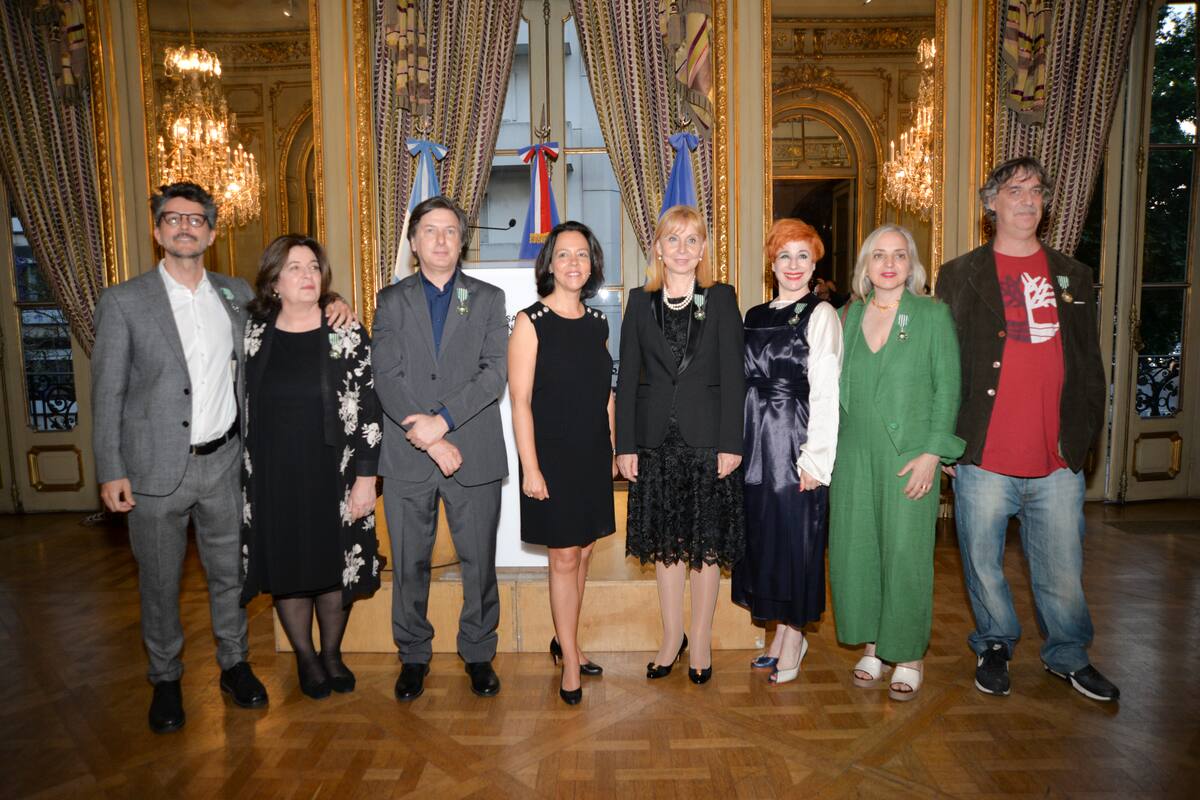 Ceremonia de condecoraciones en la embajada de Francia, de izquierda a derecha: Carlos Díaz, Adriana Rosenberg, Andrés Duprat, Claudia Scherer-Effosse, María Victoria Alcaraz, Alejandra Radano, Nicola Costantino y Damián Tabarovsky