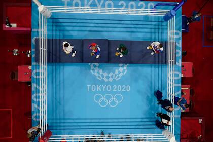 Ceremonia de premiación de los medallistas del peso welter del boxeo de los Juegos Olímpicos de Tokio, el martes 3 de agosto de 2021. (AP Foto/Frank Franklin II)