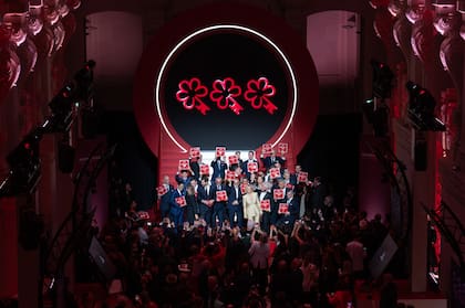 Ceremonia de premiación en la que se observa el logo de las Llaves Michelin