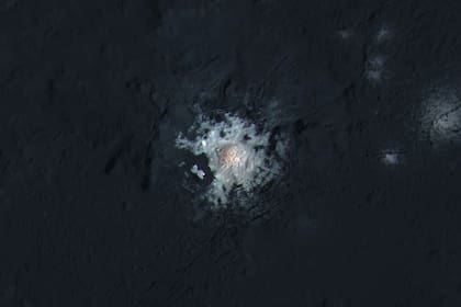 Ceres no tiene atmósfera, por lo que el hielo de agua no es estable en la superficie del planeta enano y se sublima rápidamente