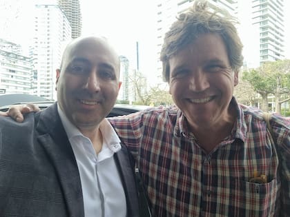 Cerimedo, con el periodista Tucker Carlson, a quien trajo a Buenos Aires para que entrevista a Milei en 2023