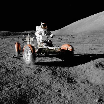 Cernan conduciendo el vehículo lunar en la Luna. Fuente: Wikipedia.