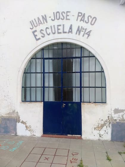 Cerrada. La emblemática entrada a la Escuela 14 Juan José Paso
