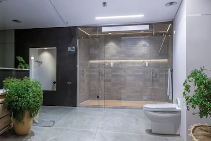 Cerramiento Aqua Front, con dos paños fijos y dos batientes, sobre cristal templado de 8 a 10 milímetros y herrajes de acero inoxidable.