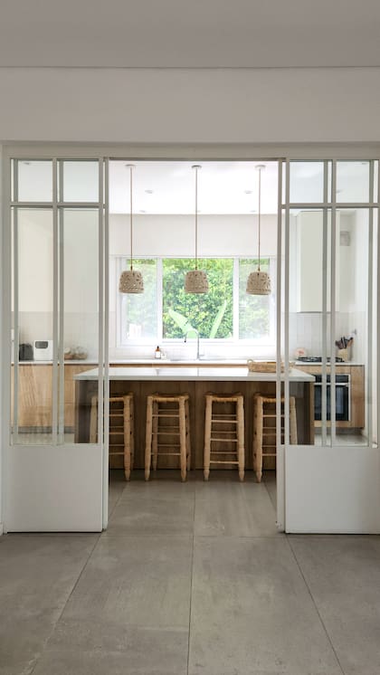 Cerramiento hecho a medida por el Estudio. El piso es de porcelanato 'Antico Ivory' de 60x120 (Vite).