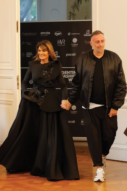 “Cerrar mi desfile en Buenos Aires con Teresa Calandra fue encantador”, cuenta Diz. En nuestro país, el español presentó una colección con tejidos tecnológicos, seda y cristal, y mucha reminiscencia al viejo Hollywood. “La modernidad más radical radica en el clásico puro”, afirma.