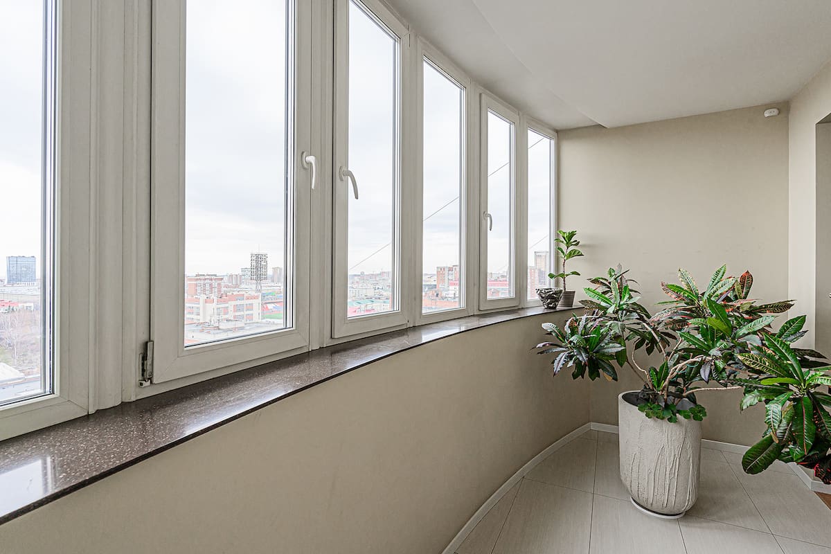 Cerrar un balcón con vidrio permite crear un espacio más en la casa para disfrutarlo todo el año