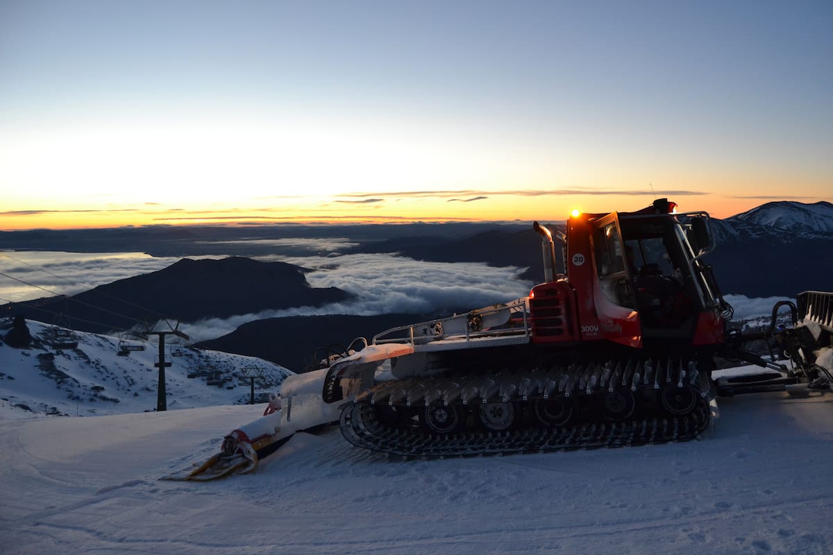 Cerro catedral. Con temperaturas bajo cero y condiciones climáticas extremas, los detalles del intenso e imprescindible trabajo nocturno, que no se ve