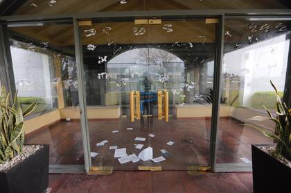 El correo sigue llegando, las cartas y los sobre con facturas se acumulan en la puerta que ya nadie abre