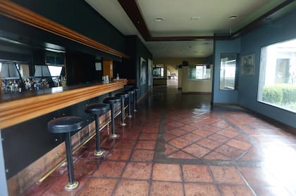 La barra donde algunas bebidas esperan el regreso de los clientes
