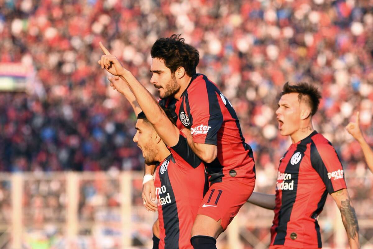 Cerutti se cuelga de Blandi, autor del gol del triunfo de San Lorenzo sobre Godoy Cruz.