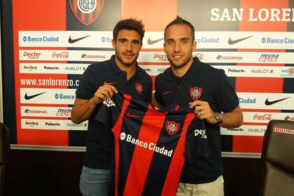 Cerutti y Belluschi posan con su nueva camiseta