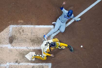 Cerveceros convierten posible grand slam de Max Muncy en inusual jugada de doble play