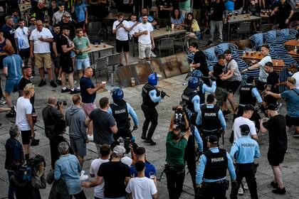 Cerveza barata, buena temperatura, una Covid-19 en retroceso, la inminencia de un cruce entre clubes ingleses y la expectativa por la trascendencia del partido forman una combinación riesgosa en el caso de los hinchas de Manchester City, algunos de los cuales sostuvieron encontronazos con la policía en Porto.