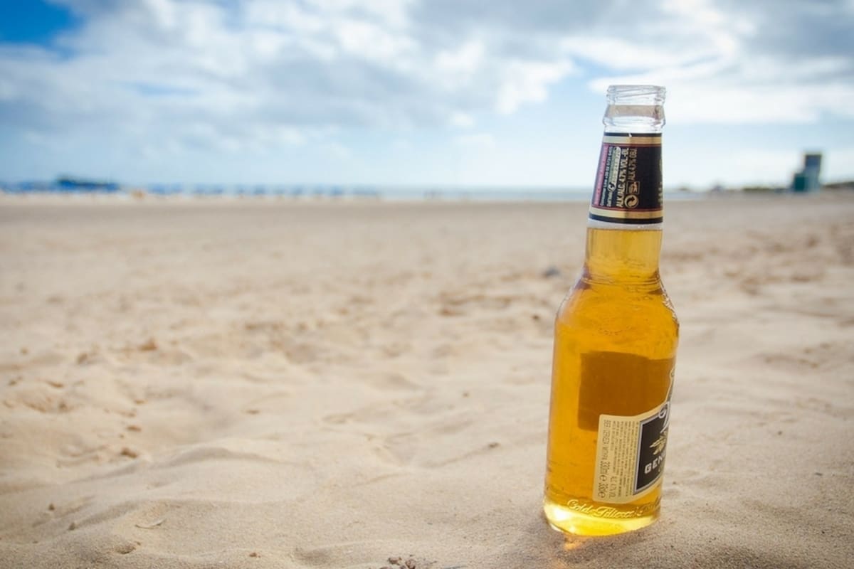 Cerveza en la playa, un clásico del verano