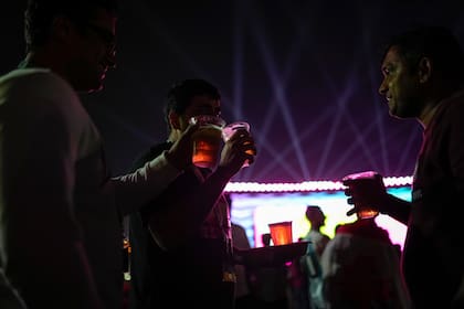 Cerveza, la vedette del Mundial y un truco de los hinchas mexicanas para ingresarlas a los estadios pese a las prohibiciones