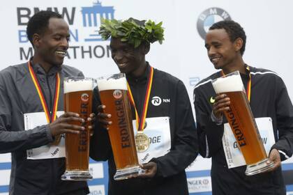 Cerveza triunfal para los 3 hombres del podio