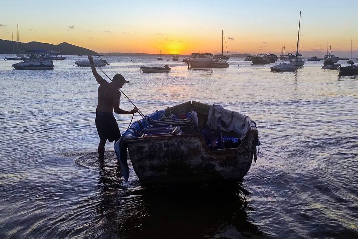 César, argentino de unos 40 años, en el cierre de su jornada de trabajo en Praia dos Ossos, Buzios