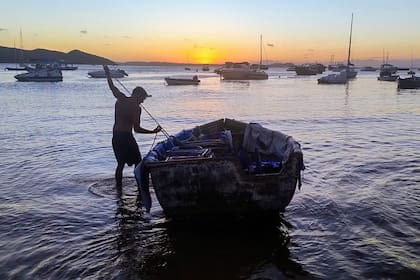 César, argentino de unos 40 años, en el cierre de su jornada de trabajo en Praia dos Ossos, Buzios