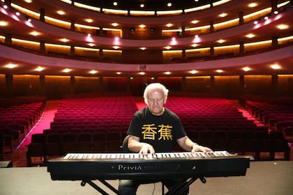César "Banana" Pueyrredón en el escenario del Teatro Coliseo; de fondo, la gran sala, con una acústica en la que también trabajó Basso