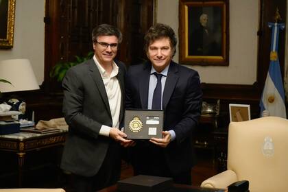 César Carman, presidente del Automóvil Club Argentino (ACA), en la Casa Rosada junto al presidente