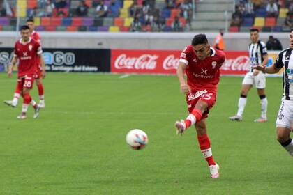 César Ibáñez avanzó desde la mitad de la cancha y antes de ingresar al área sacó un remate incontrolable; fue el gol de la victoria de Huracán, que se impuso a Central Córdoba como visitante por el Torneo 2021; el Globo ya está sexto, aunque con un partido más.