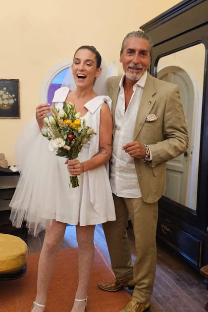 César Juricich fue quien diseñó el vestido de la novia, Juana Repetto
