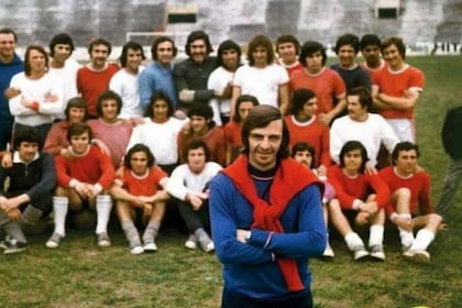 César Luis Menotti y el plantel de Huracán 1973: el maestro y sus alumnos, al servicio del juego y el espectáculo; ese equipo marcó un quiebre en la historia