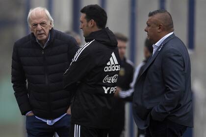César Menotti, Lionel Scaloni y Claudio Tapia, la cúpula del seleccionado argentino.