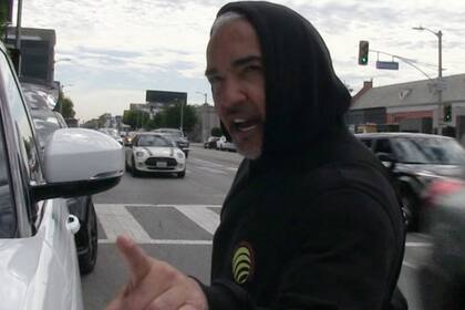 César Millán, un popular adiestrador de perros, aconsejó mantener el distanciamiento social con los perros