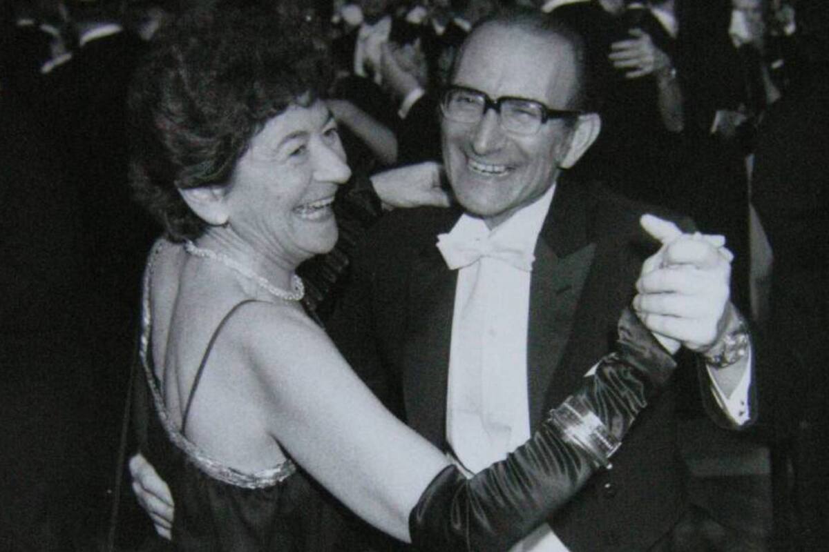 César Milstein baila con su esposa Celia Prilleltensky tras la ceremonia en la que el químico argentino recibió el Premio Nobel de Fisiología o Medicina