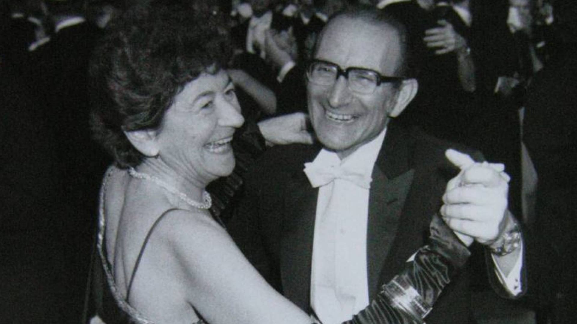 César Milstein baila con su esposa Celia Prilleltensky tras la ceremonia en la que el químico argentino recibió el Premio Nobel de Fisiología o Medicina