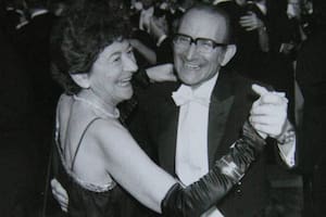 César Milstein baila con su esposa Celia Prilleltensky tras la ceremonia en la que el químico argentino recibió el Premio Nobel de Fisiología o Medicina