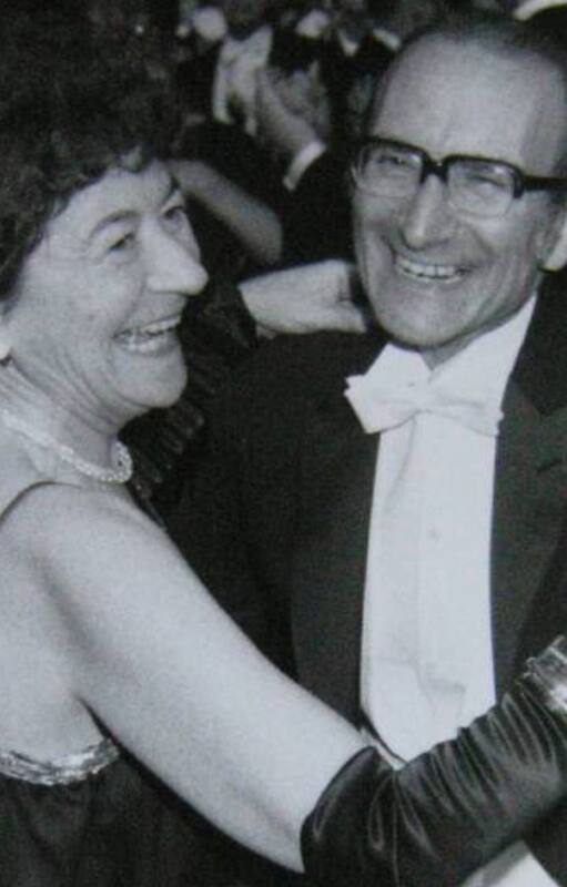 César Milstein baila con su esposa Celia Prilleltensky tras la ceremonia en la que el químico argentino recibió el Premio Nobel de Fisiología o Medicina
