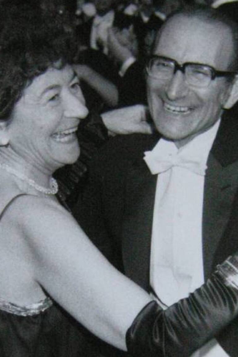 César Milstein baila con su esposa Celia Prilleltensky tras la ceremonia en la que el químico argentino recibió el Premio Nobel de Fisiología o Medicina