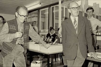 César Milstein celebra su Premio Nobel en el Laboratorio de Biología Molecular de Cambridge con una copa de champagne, al lado del químico austríaco y también Premio Nobel, Max Perutz