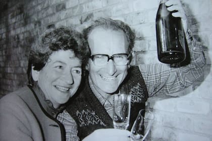 César Milstein festeja junto a su esposa Celia Prilleltensky la obtención del Premio Nobel