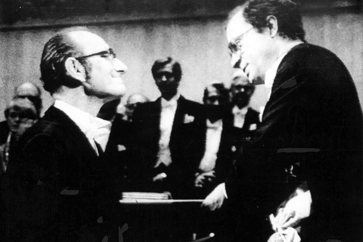 César Milstein recibe el Premio Nobel de Medicina.