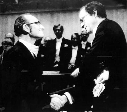 César Milstein recibe el Premio Nobel de Medicina.
