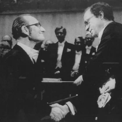 César Milstein recibe el Premio Nobel de Medicina de manos del rey de Suecia, Carlos XVI Gustavo