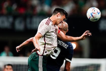 César Montes, de México, disputa un balón con Carlos González, de Paraguay, durante un partido amistoso disputado el miércoles 31 de agosto de 2022, en Atlanta (AP Foto/John Bazemore)