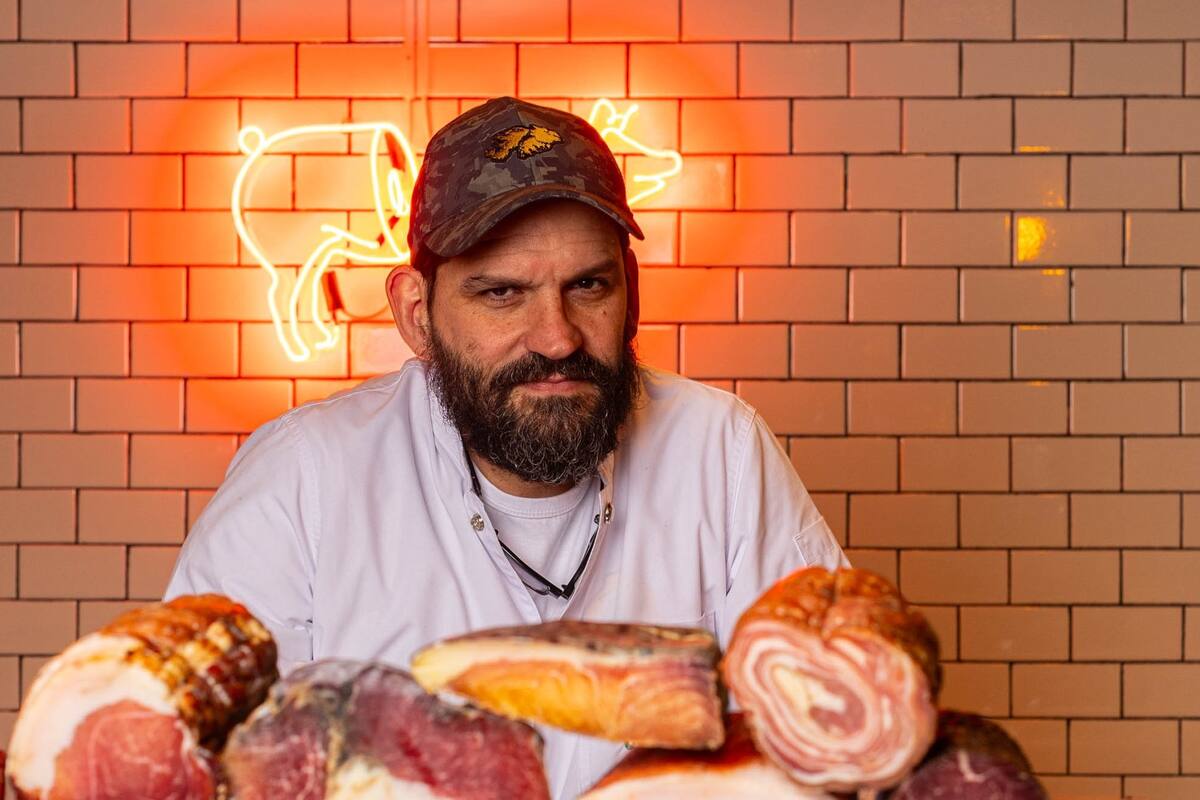 César Sagario en Corte Comedor, un templo de los embutidos