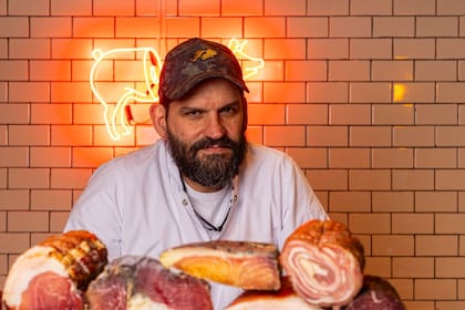 César Sagario en Corte Comedor, un templo de los embutidos