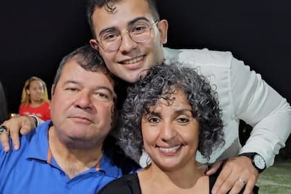 César Sena con sus padres, Emerenciano Sena y Marcela Acuña