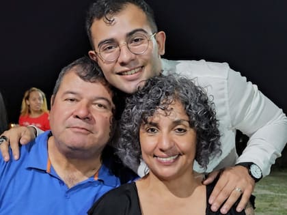 César Sena con sus padres, Emerenciano Sena y Marcela Acuña