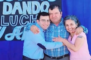 Cesar Sena, con sus padres, Emerenciano Sena y Marcela Acuña