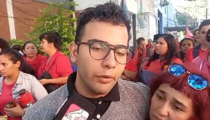 César Sena, el día en que declaró como testigo, dos días antes de ser detenido. Lo abraza su tía, Patricia Acuña