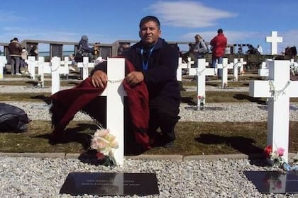 César Sisterna abrigando la cruz de su hermano con un poncho salteño